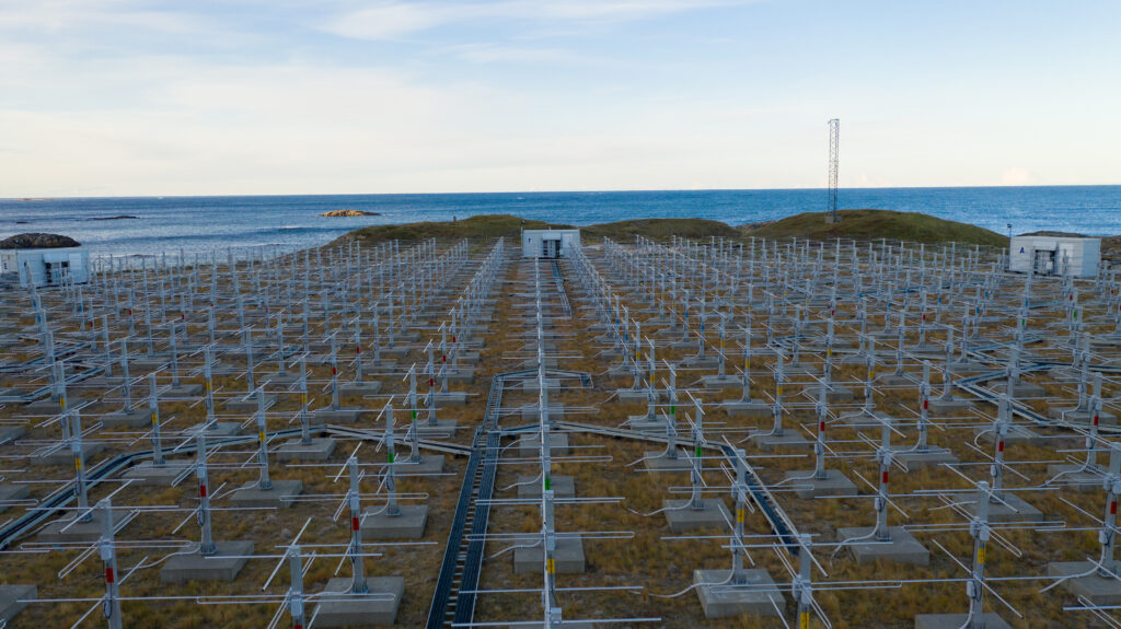 Photo of a "forest" of antennas on the ground, forming a radar.