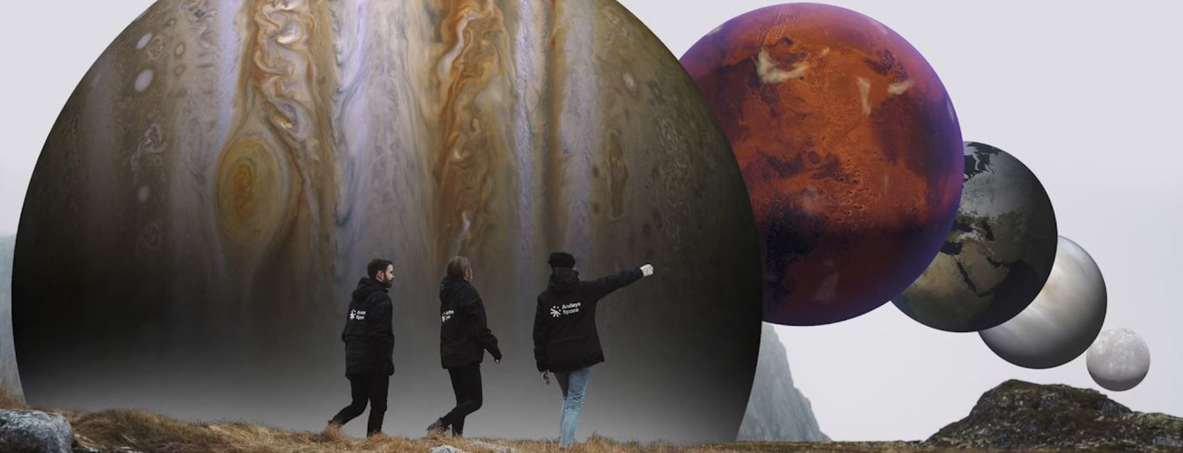 Illustrasjon av planetstien med tre personer som går blant planeter